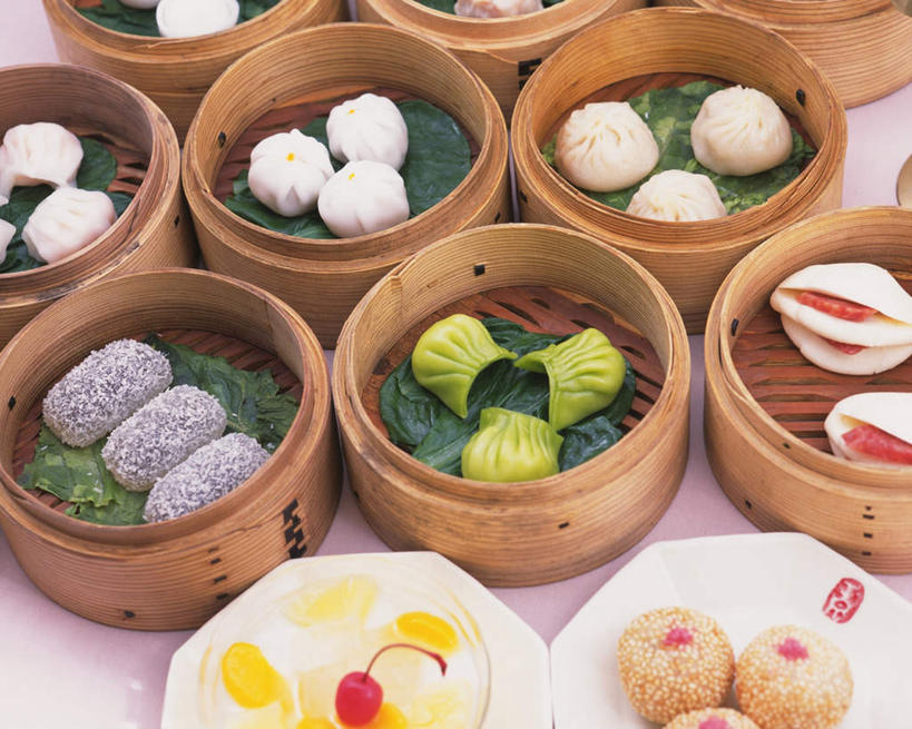 蒸笼,无人,横图,俯视,室内,特写,白天,烹饪,餐桌,桌子,芒果,樱桃,餐具,厨具,水果,许多,阴影,竹制,新鲜,光线,布料,碟子,盘,影子,生食,料理,食品,包子,果实,布纹,馒头,菜肴,美食,桌布,食物,两个,三个,盘子,餐巾,碟,台布,中式,虾饺,佳肴,有机食品,绿色食品,餐台,银耳,竹制品,奶黄包,水果羹,笼屉,蒸饺,烹饪用具,糯米团,肉夹馍,进餐用具,烹调用具,樱珠,莺桃,英桃,楔桃,望果,牛桃,蜜望,檬果,闷果,漭果,杧果,荆桃,庵波罗果,烹调,彩图,高角度拍摄