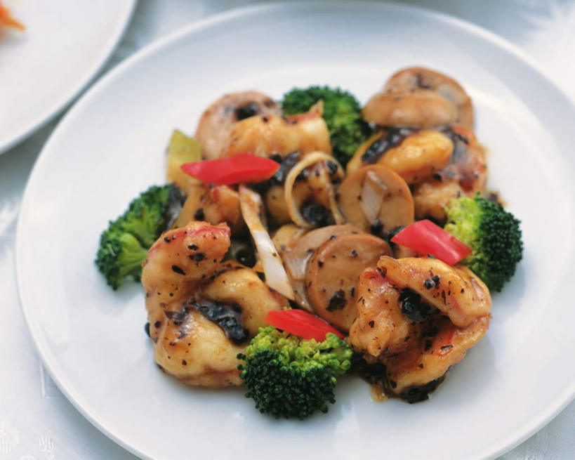 无人,横图,俯视,室内,特写,白天,烹饪,餐桌,桌子,辣椒,餐具,阴影,光线,布料,影子,花菜,花椰菜,西兰花,料理,食品,布纹,牛蛙,菜肴,美食,桌布,一个,盘子,餐巾,台布,中式,佳肴,单个,餐台,辣角,红海椒,大椒,辣虎,广椒,进餐用具,烹调用具,辣子,红辣椒,海椒,番椒,彩图,高角度拍摄