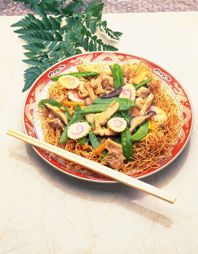 面条,无人,竖图,俯视,室内,特写,白天,烹饪,植物,餐桌,筷子,桌子,餐具,叶子,阴影,光线,布料,影子,豆类,豆子,豌豆,炒面,料理,食品,绿叶,布纹,文化,传统,鱼板,荷兰豆,菜肴,美食,桌布,餐巾,台布,中式,嫩叶,佳肴,餐台,礼节,礼仪,雪豆,豆科,寒豆,毕豆,麻累,国豆,小寒豆,麦豌豆,叶,叶片,进餐用具,烹调用具,彩图,高角度拍摄