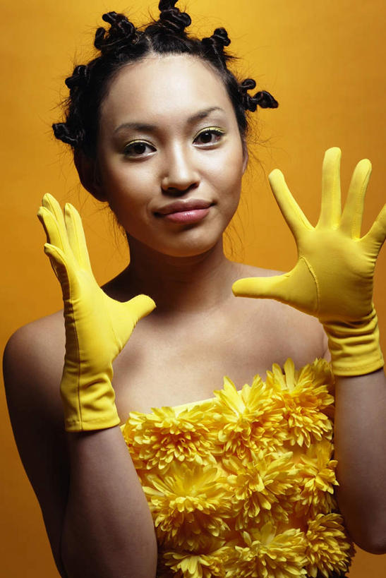 东方人,一个人,站,笑,微笑,露齿笑,竖图,室内,白天,正面,裙子,快乐,亚洲,仅一个年轻女性,仅一个女性,仅一个人,黄色背景,连衣裙,欢呼,注视,黄种人,黄色,抹胸,手套,观察,看,站着,辫子,摄影,影棚,观看,察看,关注,拉拉队,抹胸裙,年轻女性,女人,女性,亚洲人,站立,半身,彩图,影棚拍摄,开心,拍摄,五指张开