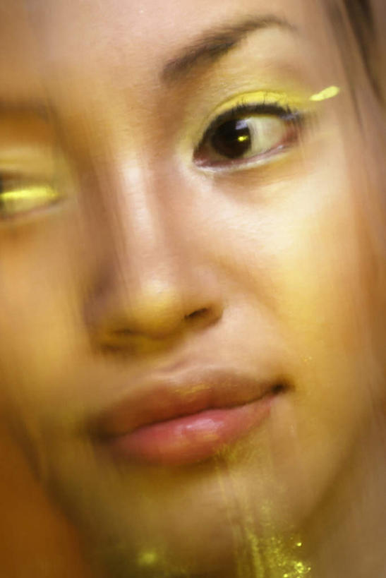 东方人,眼睛,眉毛,睫毛,一个人,笑,微笑,竖图,室内,特写,白天,正面,亚洲,瞳孔,仅一个年轻女性,仅一个女性,仅一个人,黄色背景,朦胧,模糊,黄种人,黄色,眼影,眼部,摄影,影棚,拉拉队,年轻女性,女人,女性,亚洲人,睫,眉,眼,眼睫毛,眼眉,半身,彩图,影棚拍摄,拍摄,眼眉毛