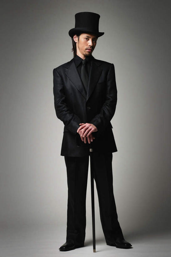 东方人,胡须,一个人,魔术师,站,竖图,室内,白天,正面,西装,帽子,亚洲,仅一个男性,仅一个人,灰色背景,套装,正装,注视,职业装,礼帽,黄种人,仅一个年轻男性,观察,看,站着,摄影,影棚,拐杖,观看,察看,魔术,变戏法,关注,特效,男人,男性,年轻男性,亚洲人,胡子,络腮胡,魔术大师,站立,彩图,全身,影棚拍摄,拍摄