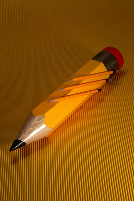 无人,竖图,俯视,室内,特写,白天,静物,阴影,黄色背景,反射,笔,影子,办公用品,叠,文具,模型,铅笔,学习用品,摄影,影棚,文具用品,一支,三支,彩图,高角度拍摄,影棚拍摄,拍摄