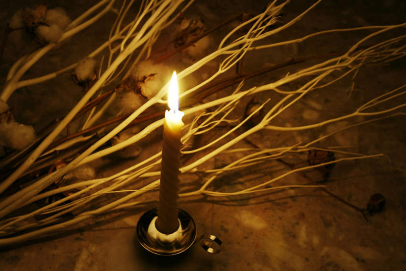 无人,横图,俯视,室内,夜晚,桌面,桌子,蜡烛,一堆,许多,阴影,堆叠,堆积,光线,火焰,影子,烛光,燃烧,树叶,树枝,黄色,点燃,堆,彩图,高角度拍摄