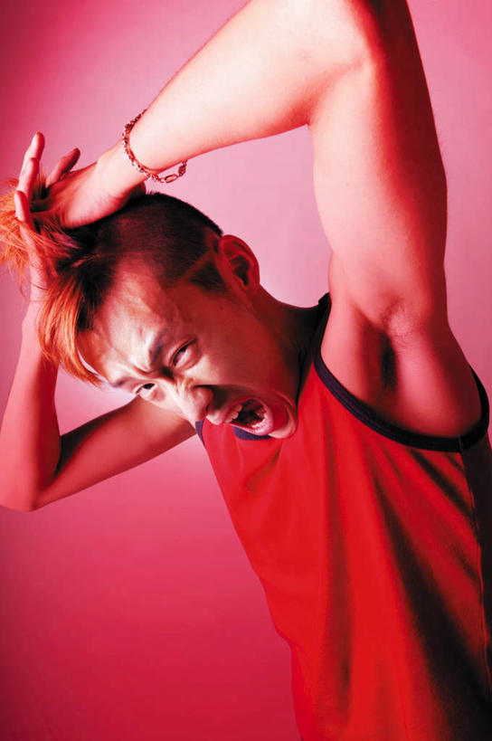 东方人,一个人,双手交叉,竖图,室内,白天,正面,运动服,亚洲,仅一个男性,仅一个人,红色背景,服装,注视,休闲装,黄种人,仅一个年轻男性,一个,衣服,手链,观察,看,双手张开,张嘴,休闲,休闲服,服饰,单个,观看,害怕,惊恐,察看,双手抱头,关注,手抱头,张大嘴巴,男人,男性,年轻男性,亚洲人,张开嘴,半身,彩图