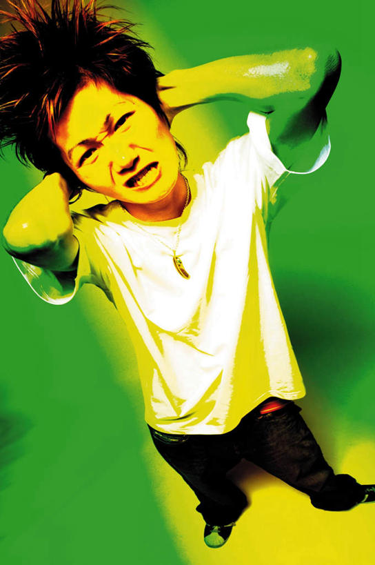 东方人,一个人,无人,站,竖图,俯视,室内,白天,数码,科技,项链,亚洲,仅一个男性,仅一个人,一根,绿色背景,阴影,服装,网络,高光,几何,计算机图形,合成,注视,休闲装,黄种人,仅一个年轻男性,衣服,观察,看,站着,休闲,休闲服,服饰,观看,担忧,电脑合成图,数码合成图,察看,双手抱头,关注,特效,写实,具体,具象,担心,恐惧,男人,男性,年轻男性,亚洲人,抬头,仰头,站立,彩图,高角度拍摄,全身