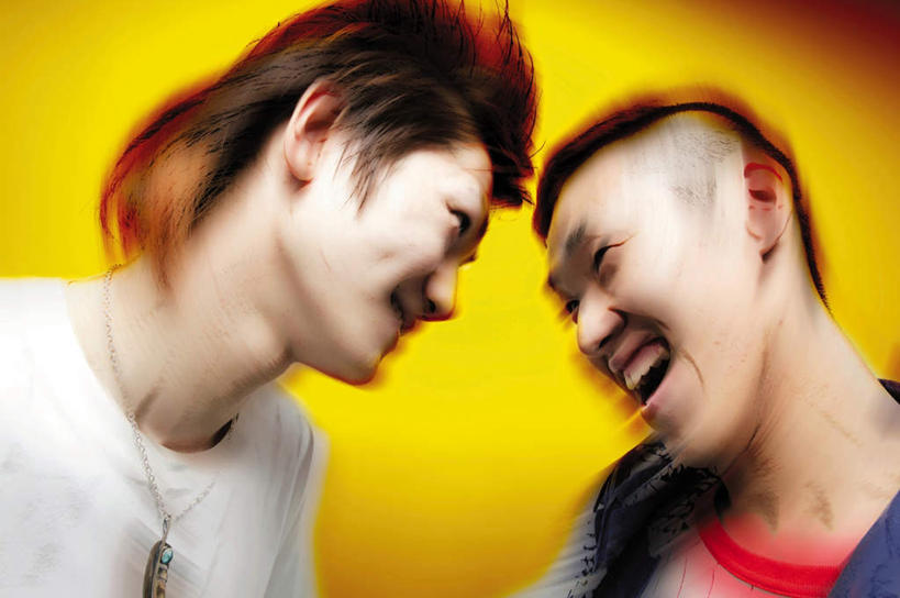 东方人,脸,头,脸颊,两个人,伙伴,朋友,笑,微笑,露齿笑,横图,室内,特写,白天,侧面,友谊,项链,亚洲,一根,黄色背景,服装,朦胧,模糊,注视,休闲装,黄种人,肩膀,相视,衣服,观察,看,休闲,面对面,休闲服,服饰,观看,对视,察看,关注,相对,特效,相看,友情,男人,男性,年轻男性,亚洲人,头部,脸部,脸蛋,面部,半身,彩图