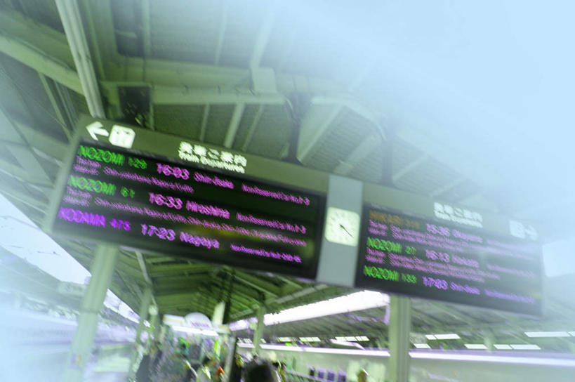 无人,横图,室外,白天,仰视,指示牌,车站,朦胧,模糊,日文,标志,数字,文字,字符,站台,方向,标识,月台,箭头,指向,簇,日语,彩图,低角度拍摄