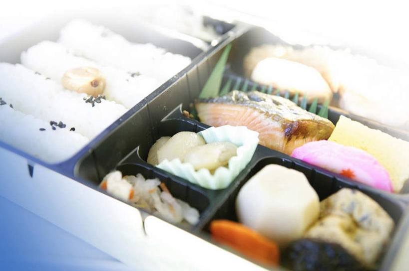 海鲜,盒饭,米饭,饭团,三文鱼,寿司,无人,横图,俯视,室内,特写,白天,烹饪,鲑鱼,一排,朦胧,模糊,整齐,便当,肉,鱼肉,日本料理,料理,食品,饭,水产,菜肴,美食,肉类,海洋生物,食物,排列,日式料理,日式,便捷,佳肴,大马哈鱼,五谷,便利,队列,水生动物,海产品,醋饭,水生物,肉食,海底动物,撒蒙鱼,萨门鱼,冰海之皇,鲑,快捷,马哈鱼,麻哈鱼,大麻哈鱼,弁当,四喜饭,彩图,高角度拍摄