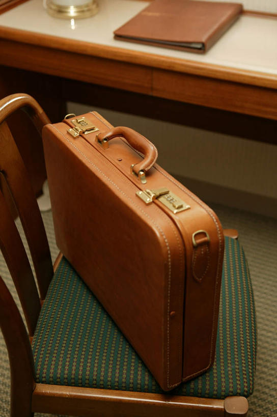 无人,竖图,俯视,室内,特写,白天,安全,桌子,静物,手提箱,椅子,朦胧,模糊,木椅,记事本,书桌,一个,本子,笔记本,课桌,箱子,单个,保护,保险,私密,密码箱,彩图,高角度拍摄