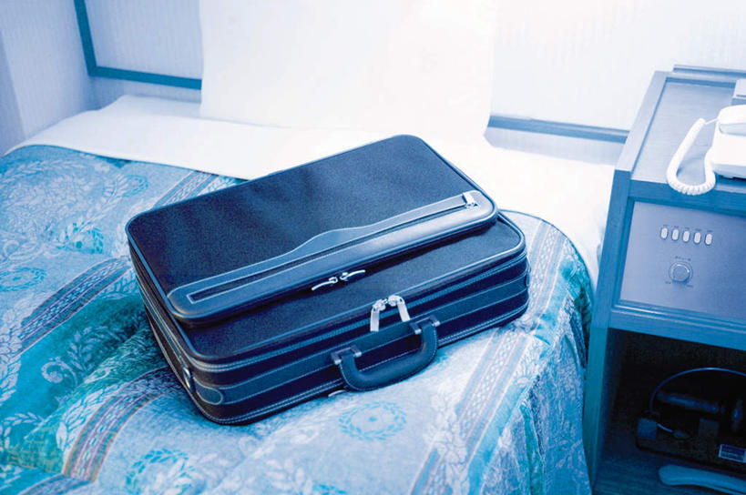 无人,打电话,横图,俯视,室内,白天,安全,床,柜子,电话,手提箱,朦胧,模糊,床单,通讯设备,被子,话筒,箱子,橱柜,床头柜,电话线,单人床,保护,被单,保险,私密,密码箱,交流,电话机,沟通,通话,彩图,高角度拍摄