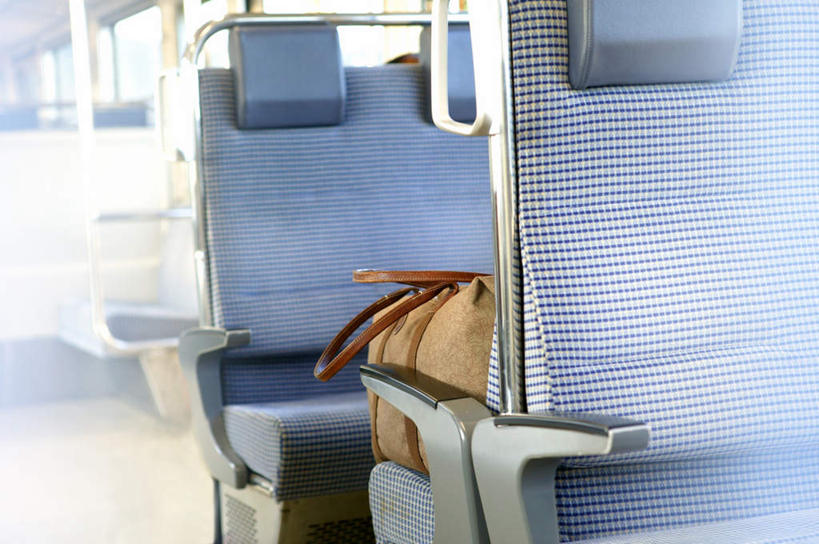 无人,横图,室内,白天,正面,火车,椅子,一排,阴影,朦胧,模糊,整齐,光线,包,皮包,影子,柱子,车,排列,一个,阳光,交通工具,单个,单肩包,队列,彩图