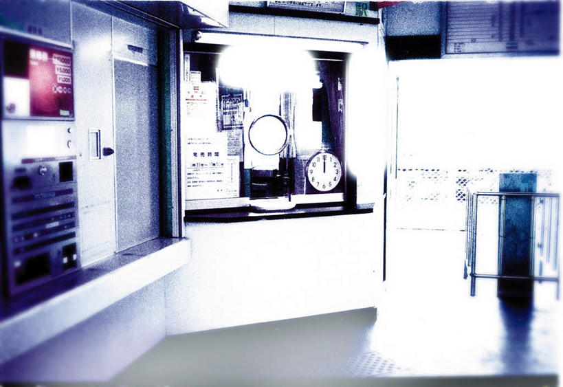 无人,栏杆,横图,室内,白天,正面,朦胧,模糊,时间,日文,标志,瓷砖,地砖,时钟,文字,字符,窗口,围栏,地面,计时,标识,护栏,玻璃窗,一个,挂钟,钟表,表,单个,售票,日语,售票窗,售票窗口,钟,彩图