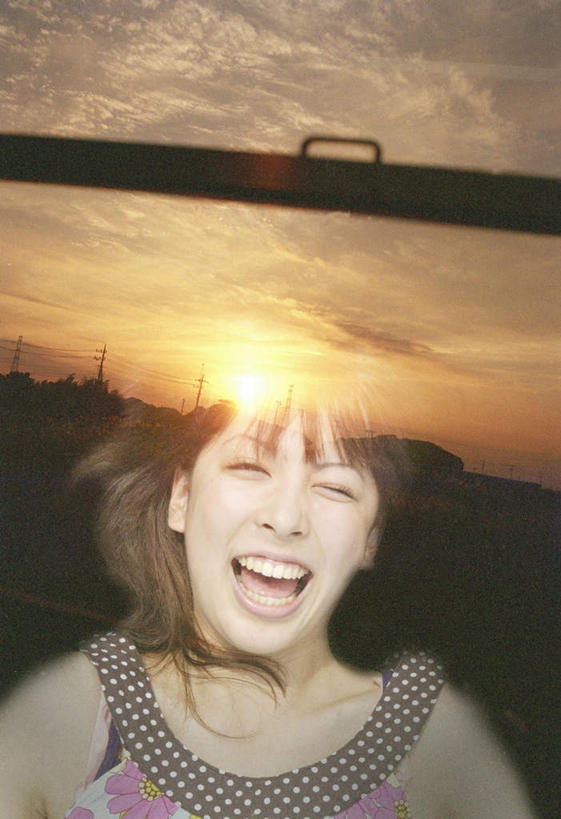 东方人,一个人,无人,站,笑,大笑,竖图,室内,白天,正面,兴奋,数码,科技,日落,亚洲,仅一个年轻女性,仅一个女性,仅一个人,阴影,服装,透明,网络,晚霞,霞光,云,云朵,高光,几何,计算机图形,合成,云彩,注视,休闲装,黄种人,衣服,蓝色,白云,蓝天,天空,黄昏,天,观察,看,站着,张嘴,休闲,休闲服,彩霞,服饰,晴朗,观看,电脑合成图,数码合成图,察看,透视,关注,张大嘴巴,写实,具体,具象,哈哈大笑,年轻女性,女人,女性,亚洲人,晴空,夕阳,张开嘴,站立,半身,彩图,高兴,狂笑