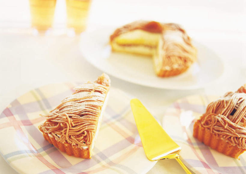 点心,无人,横图,俯视,室内,特写,白天,下午茶,餐桌,桌子,杯子,餐具,一排,朦胧,模糊,整齐,碟子,盘,食品,甜点,甜品,玻璃制品,食物,糕点,排列,两个,一个,盘子,水杯,碟,甜食,奶油,单个,餐台,乳制品,队列,蛋糕铲,激凌,克林姆,淇淋,玻璃杯,进餐用具,烹调用具,彩图,高角度拍摄,蛋糕