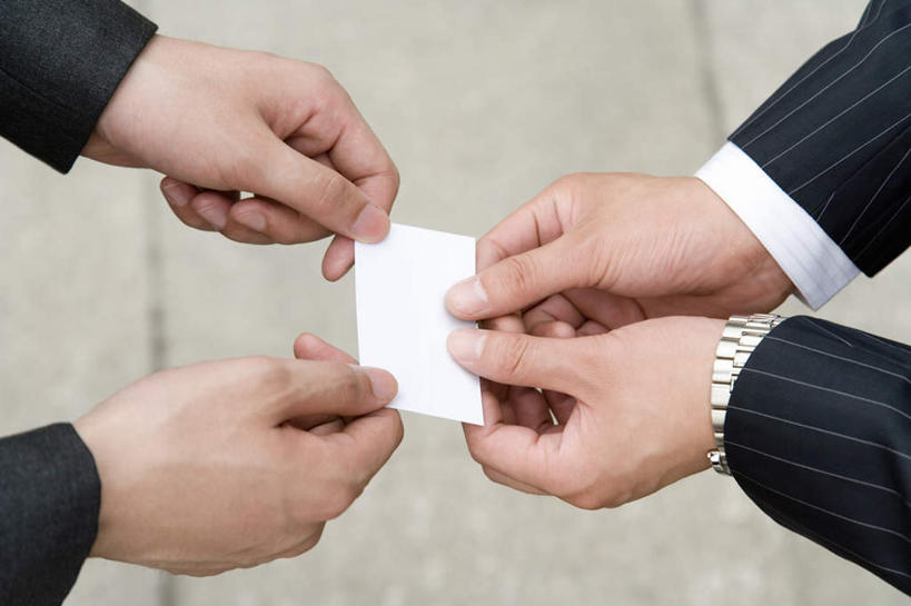 东方人,两个人,伙伴,朋友,商务人士,商务男性,捧,横图,俯视,室外,特写,白天,衬衫,友谊,合作,团队,名片,亚洲,递,握,套装,信息,联系,拿,拿着,黄种人,卡片,战略,握着,商务装,身份,工薪阶层,联合,合谋,名刺,名帖,交往,配合,协作,男人,男性,年轻男性,亚洲人,白领,上班族,端,端着,捧着,手捧,半身,彩图,高角度拍摄,衬衣,商业