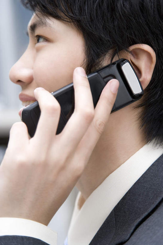 东方人,脸,头,脸颊,站,举,说,打电话,竖图,室外,特写,白天,侧面,讨论,电话,手机,亚洲,握,朦胧,模糊,拿,拿着,注视,黄种人,通讯设备,观察,看,托,站着,握着,观看,察看,关注,交流,亚洲人,头部,脸部,脸蛋,面部,沟通,讲话,交谈,举起,举手,举着,商讨,说话,谈话,通话,向上举,向上伸,向上托,站立,半身,彩图