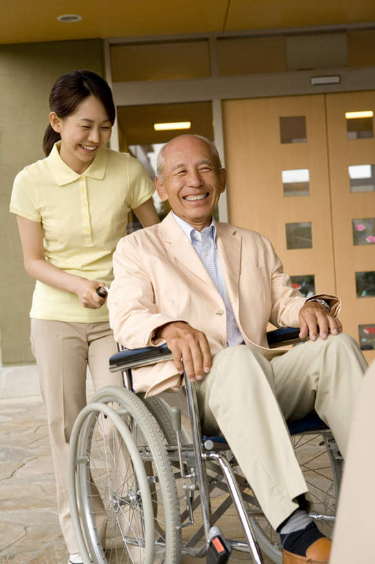 东方人,病人,走,笑,说,微笑,露齿笑,竖图,室外,白天,正面,讨论,门,亚洲,握,服装,朦胧,模糊,工具,拿,拿着,黄种人,衣服,轮椅,门框,复健,康复,器械,握着,服饰,医疗设备,衣着,穿着,医疗器械,残疾,残疾人,医疗工具,辅助设备,衣饰,交流,亚洲人,患者,就医者,步行,沟通,讲话,交谈,散步,商讨,说话,谈话,走路,半身,彩图