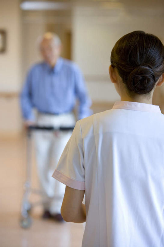 东方人,背部,两个人,护士,站,走,竖图,室内,白天,正面,亚洲,撑,握,服装,朦胧,模糊,工具,拿,拿着,注视,黄种人,相视,衣服,观察,看,站着,面对面,器械,握着,服饰,观看,对视,察看,撑着,白衣天使,衣着,穿着,关注,医疗器械,相对,助行器,相看,辅助设备,衣饰,老年男性,男人,男性,年轻女性,女人,女性,亚洲人,步行,散步,站立,走路,半身,彩图