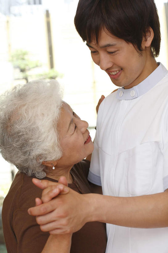 东方人,两个人,医院,握手,笑,微笑,露齿笑,竖图,室内,白天,侧面,亚洲,服装,黄种人,相视,衣服,护工,面对面,护理,服饰,对视,衣着,穿着,相对,医疗机构,相看,护理员,衣饰,老年女性,男人,男性,年轻男性,女人,女性,亚洲人,搀手,拉手,手拉手,手握手,半身,彩图,病院,诊所