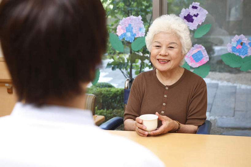 东方人,背部,两个人,医院,坐,笑,微笑,露齿笑,横图,室内,白天,正面,窗户,落地窗,杯子,椅子,亚洲,服装,朦胧,模糊,瓷器,塑料,咖啡杯,陶瓷制品,注视,黄种人,玻璃窗,相视,衣服,塑料制品,观察,看,护工,面对面,护理,服饰,观看,对视,照顾,察看,衣着,穿着,关注,瓷杯,相对,护理工,医疗机构,相看,照看,护理员,衣饰,老年女性,男人,男性,年轻男性,女人,女性,亚洲人,坐着,半身,彩图,病院,诊所