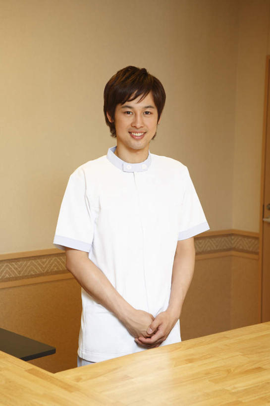 东方人,一个人,前台,服务员,站,笑,微笑,露齿笑,竖图,室内,白天,正面,亚洲,仅一个男性,仅一个人,握,服装,朦胧,模糊,注视,黄种人,仅一个年轻男性,衣服,观察,看,站着,护工,护理,握着,服饰,观看,照顾,察看,衣着,穿着,关注,护理工,照看,护理员,接待员,衣饰,男人,男性,年轻男性,亚洲人,服务生,侍者,站立,半身,彩图