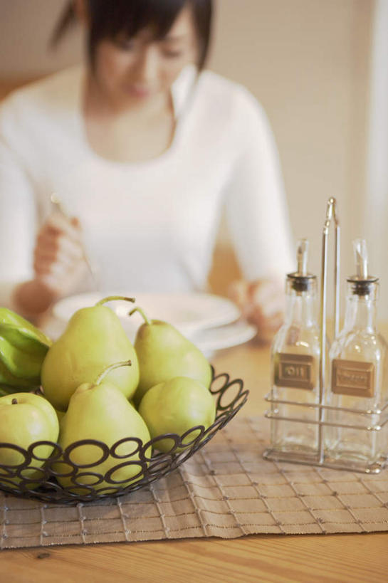 东方人,一个人,客厅,坐,竖图,室内,白天,正面,餐桌,桌子,梨,餐具,水果,玻璃,亚洲,仅一个年轻女性,仅一个女性,仅一个人,一堆,许多,握,堆叠,堆积,服装,朦胧,模糊,新鲜,叉子,刀叉,刀子,碟子,盘,调料,生食,食品,果实,调味品,拿,调味料,拿着,注视,黄种人,调料瓶,玻璃制品,食物,衣服,盘子,碟,观察,看,香梨,握着,服饰,有机食品,绿色食品,餐台,观看,堆,察看,起居室,衣着,穿着,关注,衣饰,年轻女性,女人,女性,亚洲人,生梨,坐着,半身,彩图