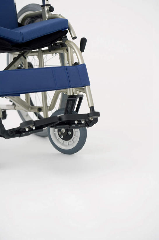 无人,竖图,室内,特写,白天,白色背景,正面,静物,一辆,工具,坐垫,蓝色,轮椅,垫子,复健,康复,器械,摄影,影棚,医疗设备,医疗器械,医疗工具,辅助设备,软垫,彩图,影棚拍摄,拍摄