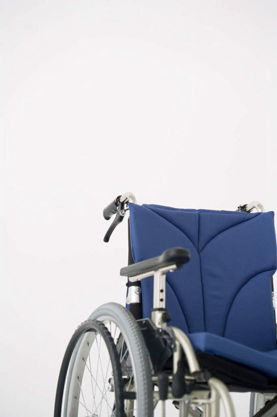 无人,竖图,室内,特写,白天,白色背景,正面,静物,一辆,工具,坐垫,蓝色,轮椅,垫子,复健,康复,器械,摄影,影棚,医疗设备,医疗器械,医疗工具,辅助设备,软垫,彩图,影棚拍摄,拍摄