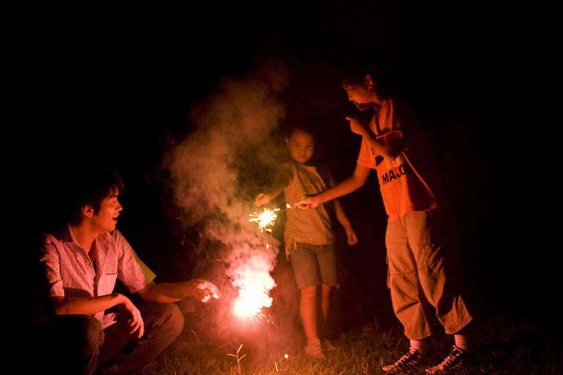 东方人,儿童,四个人,家庭,夫妻,母亲,父亲,女儿,儿子,站,横图,室外,夜晚,正面,爱情,纯洁,亚洲,服装,火焰,浪漫,燃烧,拿,拿着,注视,休闲装,黄种人,小孩,衣服,点燃,观察,看,站着,休闲,温暖,温馨,父女,父子,母女,母子,一家人,休闲服,恩爱,父爱,可爱,母爱,童年,童趣,恋人,服饰,观看,烟火棒,和睦,察看,关注,童真,烂漫,无邪,天真,男孩,男人,男性,年轻男性,年轻女性,女孩,女人,女性,亚洲人,孩子,年轻人,夫妇,情侣,站立,彩图,全身,伴侣,融洽,男生,女生