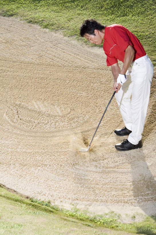 东方人,一个人,站,竖图,俯视,室外,白天,T恤衫,锻炼,运动,草地,草坪,植物,亚洲,仅一个男性,仅一个人,握,服装,高尔夫,T恤,注视,休闲装,黄种人,沙坑,草,仅一个年轻男性,衣服,红色,绿色,观察,看,站着,休闲,休闲服,握着,服饰,观看,察看,高尔夫球杆,关注,高尔夫运动,高尔夫球具,体育,男人,男性,年轻男性,亚洲人,站立,彩图,高角度拍摄,全身,健身