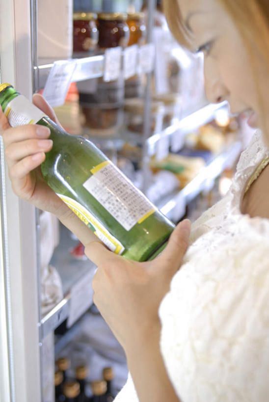 东方人,一个人,站,笑,微笑,露齿笑,竖图,俯视,室内,白天,购物,消费,亚洲,仅一个年轻女性,仅一个女性,仅一个人,握,服装,朦胧,模糊,罐子,拿,拿着,注视,休闲装,黄种人,货架,架子,玻璃制品,衣服,白色,玻璃瓶,瓶子,观察,看,站着,休闲,休闲服,握着,金融,服饰,观看,察看,一瓶,关注,陈列架,甜品店,选购,贸易,食品店,血拼,超市货架,年轻女性,女人,女性,亚洲人,站立,半身,彩图,高角度拍摄