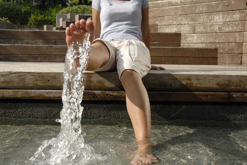 东方人,腿部,脚,脚趾,脚趾甲,腿,一个人,坐,横图,室外,白天,正面,楼梯,亚洲,仅一个年轻女性,仅一个女性,仅一个人,撑,阴影,飞溅,服装,朦胧,模糊,溅,光线,液体,影子,阶梯,水滴,抬腿,休闲装,黄种人,光脚,台阶,水珠,衣服,白色,阳光,休闲,赤脚,休闲服,服饰,撑着,喷洒,年轻女性,女人,女性,亚洲人,脚指甲,坐着,半身,彩图