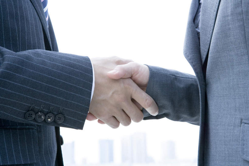 东方人,手,两个人,伙伴,同事,朋友,商务人士,商务男性,商务女性,站,握手,横图,室内,特写,白天,侧面,衬衫,友谊,成功,合作,团队,集体,信心,亚洲,套装,黄种人,队伍,站着,手部,战略,领导,成就,商务装,合伙,领袖,工薪阶层,联合,合谋,配合,协作,男人,男性,年轻男性,亚洲人,白领,上班族,搀手,拉手,手搀手,手拉手,手牵手,手握手,站立,半身,彩图,衬衣