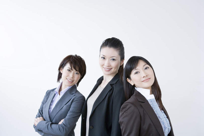 东方人,三个人,同事,商务人士,商务女性,站,双手交叉,横图,室内,白天,白色背景,正面,安全,成功,合作,团队,集体,信心,亚洲,套装,依靠,依偎,注视,黄种人,队伍,观察,看,靠,靠着,倚靠,站着,背靠背,背对背,摄影,影棚,观看,察看,领导,双手抱胸,倚着,成就,关注,商务装,合伙,领袖,工薪阶层,依附,依赖,投靠,信任,年轻女性,女人,女性,亚洲人,白领,上班族,站立,半身,彩图,影棚拍摄,拍摄