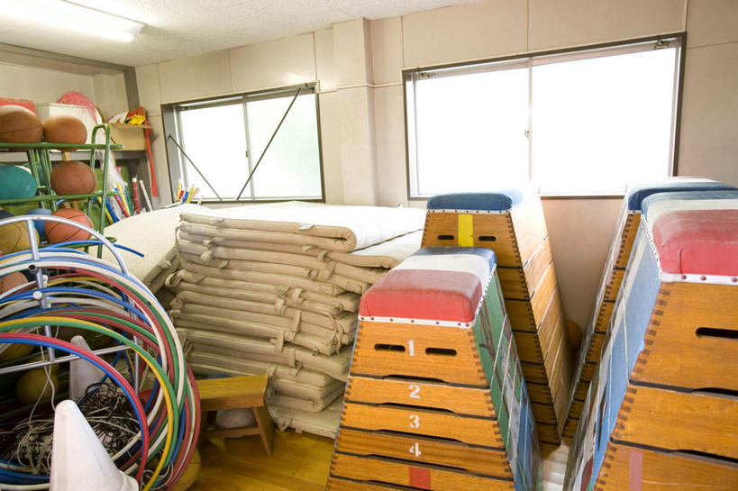 无人,横图,室内,特写,白天,正面,鞍马,篮球,静物,椅子,一堆,一排,许多,堆叠,堆积,朦胧,模糊,整齐,木椅,篮球装备,运动器械,排列,一个,健身器械,单个,堆,队列,呼啦圈,健身器材,篮球运动,跳马,体育器材室,器材室,彩图,运动器材