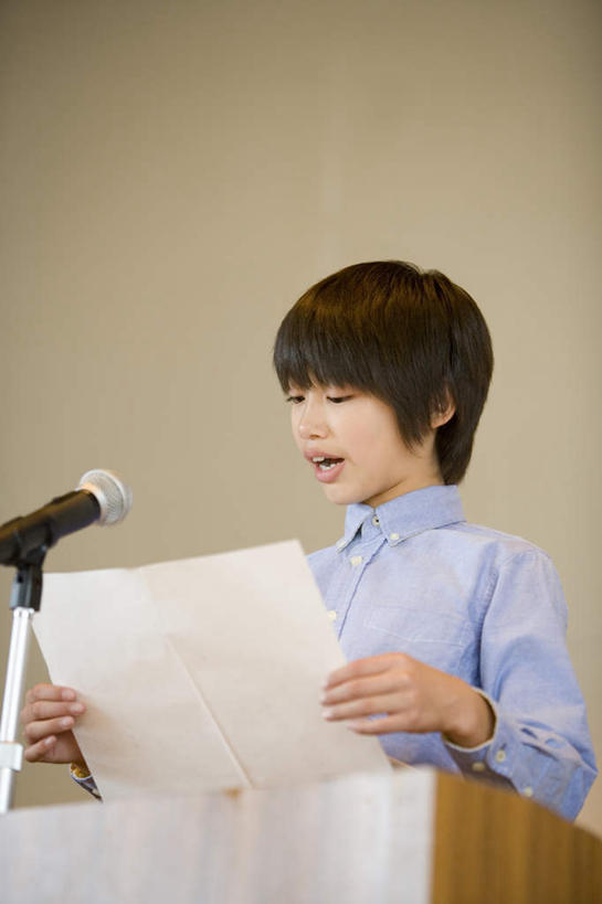 东方人,儿童,一个人,站,说,竖图,室内,白天,正面,讨论,纯洁,亚洲,仅一个男性,仅一个人,握,服装,朦胧,模糊,拿,拿着,注视,休闲装,黄种人,小孩,衣服,话筒,讲台,观察,看,站着,仅一个小孩,休闲,休闲服,可爱,童年,童趣,握着,服饰,观看,察看,麦克风,关注,扩音器,演讲稿,传声器,童真,烂漫,无邪,微音器,交流,天真,男孩,男人,男性,亚洲人,孩子,沟通,讲话,交谈,商讨,说话,谈话,站立,半身,彩图,男生