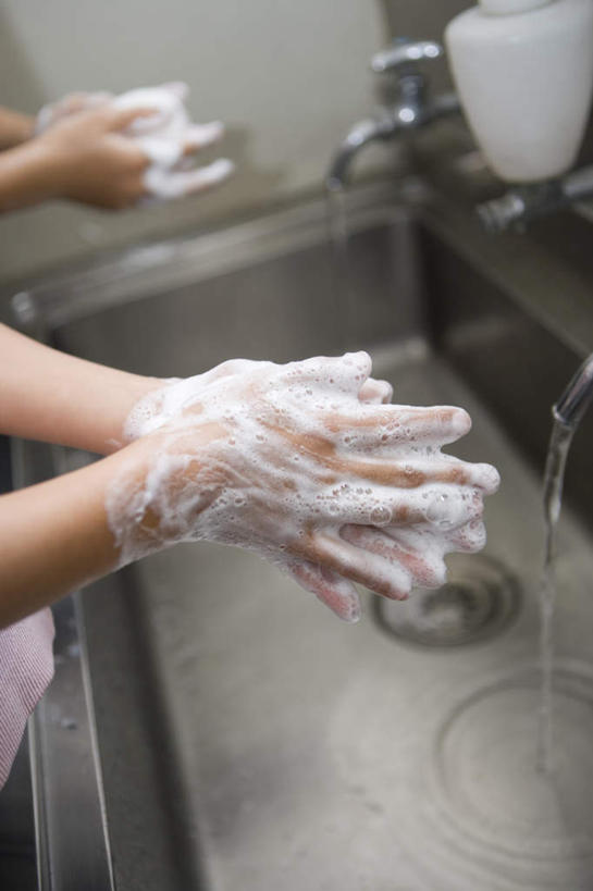 东方人,儿童,手,两个人,伙伴,朋友,学校,站,竖图,俯视,室内,白天,友谊,亚洲,服装,朦胧,模糊,水龙头,休闲装,黄种人,干净,洗手,校园,小孩,衣服,站着,休闲,同学,手部,休闲服,服饰,整洁,面盆,卫生,校友,同窗,学友,友情,男孩,男人,男性,女孩,女人,女性,亚洲人,站立,半身,彩图,高角度拍摄,男生,女生