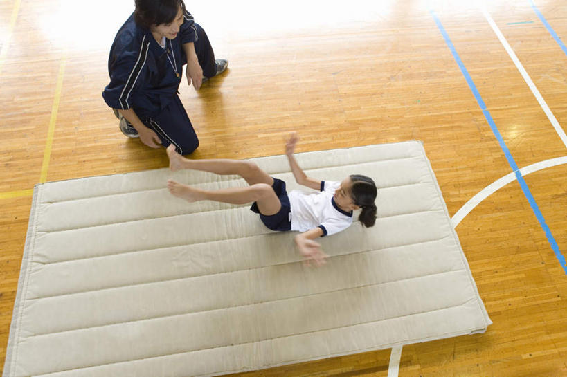 东方人,儿童,两个人,教师,体育馆,运动场,蹲,横图,俯视,室内,白天,锻炼,纯洁,运动,地板,亚洲,学习,服装,地面,训练,休闲装,黄种人,体育场,木地板,小孩,衣服,上课,休闲,体育课,休闲服,可爱,童年,童趣,服饰,童真,烂漫,无邪,运动馆,体育,天真,男人,男性,年轻男性,女孩,女人,女性,亚洲人,孩子,老师,蹲着,彩图,高角度拍摄,全身,健身,女生,前滚翻