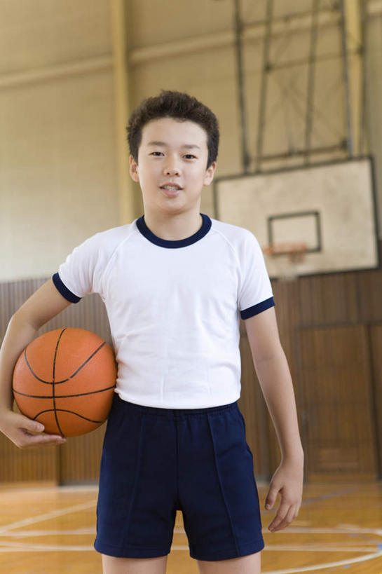 东方人,儿童,一个人,体育馆,运动场,站,抱,笑,微笑,竖图,室内,白天,正面,锻炼,纯洁,运动,篮球,亚洲,仅一个男性,仅一个人,学习,服装,篮球装备,注视,休闲装,黄种人,运动器械,体育场,一个,小孩,衣服,观察,看,站着,仅一个小孩,上课,休闲,体育课,休闲服,健身器械,可爱,童年,童趣,服饰,单个,抱着,观看,察看,关注,健身器材,篮球运动,童真,烂漫,无邪,运动馆,体育,天真,男孩,男人,男性,亚洲人,孩子,站立,半身,彩图,健身,运动器材,男生
