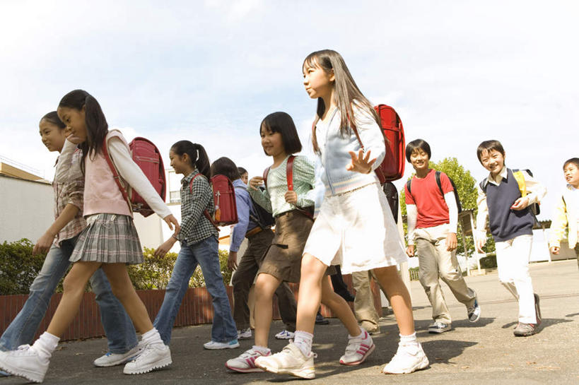 东方人,儿童,伙伴,朋友,站,走,横图,室外,白天,仰视,友谊,树林,植物,道路,路,公路,亚洲,上学,阴影,服装,光线,影子,云,云朵,交通,许多人,云彩,注视,休闲装,黄种人,树,树木,小孩,衣服,蓝色,绿色,白云,蓝天,天空,阳光,自然,天,观察,看,站着,一群人,休闲,同学,休闲服,服饰,生长,成长,观看,察看,校友,关注,同窗,学友,友情,男孩,男人,男性,女孩,女人,女性,亚洲人,孩子,马路,步行,散步,站立,走路,彩图,低角度拍摄,全身,男生,女生