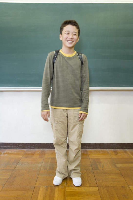 东方人,儿童,一个人,学校,站,笑,微笑,露齿笑,竖图,室内,白天,正面,纯洁,亚洲,仅一个男性,仅一个人,服装,包,书包,墨绿色,注视,休闲装,黄种人,校园,小孩,衣服,背包,黑板,观察,看,站着,仅一个小孩,休闲,教室,休闲服,可爱,童年,童趣,教学,服饰,观看,察看,关注,童真,烂漫,无邪,耐磨,教学黑板,天真,男孩,男人,男性,亚洲人,孩子,站立,彩图,全身,双肩包,男生