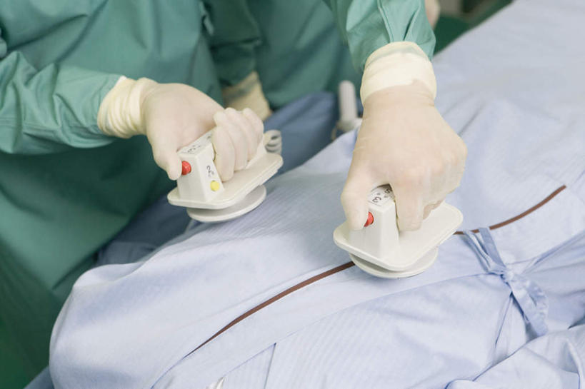 东方人,两个人,伙伴,朋友,医生,病人,站,躺,横图,俯视,室内,白天,工作服,制服,友谊,合作,团队,亚洲,服装,拿,拿着,注视,黄种人,衣服,绿色,手套,观察,看,站着,医护人员,医疗人员,战略,服饰,观看,察看,衣着,穿着,关注,电击,联合,合谋,工作制服,衣饰,配合,协作,男人,男性,年轻男性,亚洲人,大夫,患者,就医者,躺着,站立,半身,彩图,高角度拍摄,工作套服