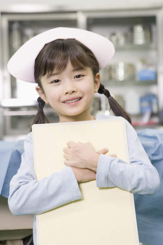 东方人,儿童,一个人,护士,站,抱,竖图,室内,白天,正面,纯洁,帽子,亚洲,仅一个女性,仅一个人,服装,材料,档案,文件,注视,黄种人,小孩,衣服,资料,观察,看,站着,仅一个小孩,可爱,童年,童趣,服饰,抱着,观看,察看,护士帽,白衣天使,衣着,穿着,关注,文档,童真,烂漫,无邪,衣饰,天真,女孩,女人,女性,亚洲人,孩子,站立,半身,彩图,女生