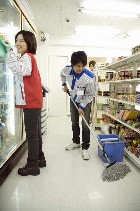 东方人,两个人,店员,商店,站,竖图,室内,白天,正面,工作服,制服,购物,消费,超市,亚洲,电器,拿,拿着,注视,黄种人,干净,冷冻,冷柜,拖把,观察,看,站着,营业员,金融,百货,便利店,冷藏,观看,储藏,察看,拖地,关注,选购,贸易,血拼,零售店,保鲜,洁净,销售人员,工作制服,男人,男性,年轻男性,年轻女性,女人,女性,亚洲人,售货员,站立,彩图,全身,工作套服,店铺,杂货店,杂货铺