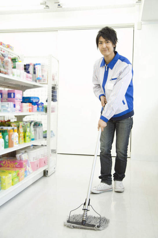 东方人,一个人,店员,站,竖图,室内,白天,正面,工作服,制服,亚洲,仅一个男性,仅一个人,拿,拿着,注视,黄种人,拖把,仅一个年轻男性,观察,看,站着,营业员,观看,察看,关注,销售人员,工作制服,男人,男性,年轻男性,亚洲人,售货员,站立,彩图,全身,工作套服