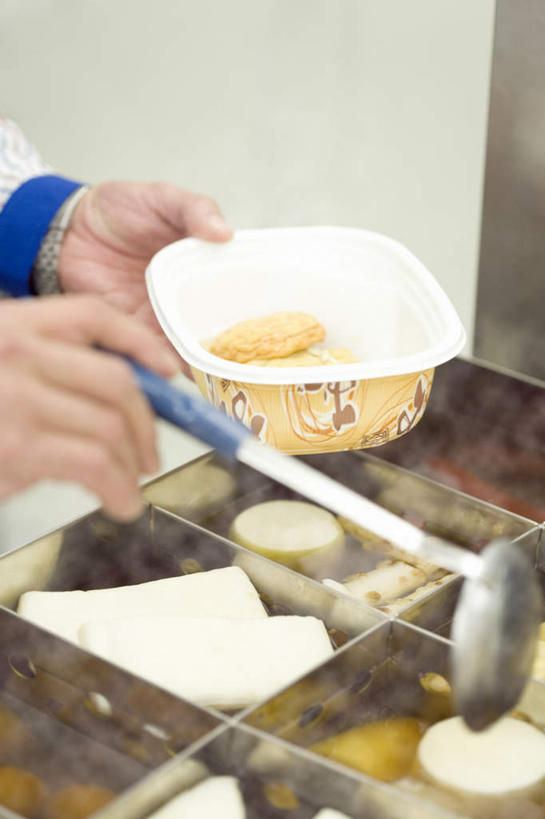 东方人,手,一个人,店员,商店,站,竖图,室内,特写,白天,侧面,工作服,制服,购物,消费,超市,亚洲,双手,仅一个男性,仅一个人,条纹,服装,食品,拿,拿着,休闲装,黄种人,食物,仅一个年轻男性,衣服,蓝色,站着,营业员,休闲,手部,休闲服,金融,百货,服饰,便利店,长柄勺,选购,贸易,关东煮,血拼,零售店,关东炊,黑轮,御田,销售人员,工作制服,男人,男性,年轻男性,亚洲人,售货员,站立,半身,彩图,工作套服,店铺,杂货店,杂货铺