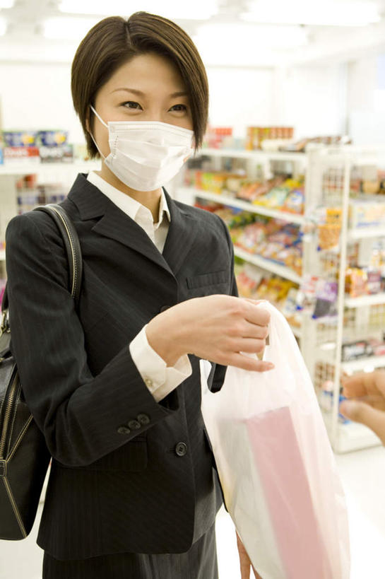 东方人,一个人,商务人士,商务女性,商店,站,笑,微笑,露齿笑,竖图,室内,白天,正面,购物,消费,超市,袋子,亚洲,仅一个年轻女性,仅一个女性,仅一个人,握,套装,朦胧,模糊,分离,包,包装袋,皮包,手提袋,购物袋,过滤,拿,分开,拿着,注视,黄种人,口罩,观察,看,站着,隔断,握着,遮掩,金融,百货,便利店,观看,隔离,单肩包,察看,卫生,掩盖,遮挡,购买,关注,净化,间隔,商务装,预防,选购,贸易,工薪阶层,遮盖,防尘,血拼,掩饰,零售店,断绝,隔开,屏蔽,屏绝,远离,中断,阻遏,阻隔,年轻女性,女人,女性,亚洲人,白领,上班族,站立,半身,彩图,店铺,杂货店,杂货铺