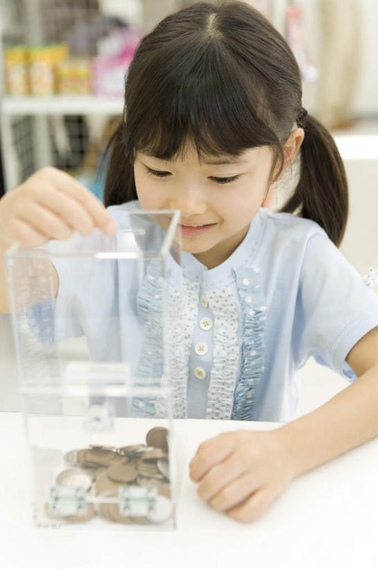 东方人,儿童,一个人,商店,站,举,笑,微笑,露齿笑,竖图,室内,白天,正面,购物,纯洁,钱,消费,超市,玻璃,亚洲,仅一个女性,仅一个人,一堆,许多,握,堆叠,堆积,服装,朦胧,模糊,钱币,拿,拿着,注视,休闲装,黄种人,玻璃制品,一个,小孩,衣服,箱子,观察,看,托,站着,仅一个小孩,休闲,休闲服,可爱,童年,童趣,帮助,握着,金融,百货,服饰,便利店,经济,单个,观看,堆,察看,关爱,关注,流通,选购,贸易,童真,烂漫,无邪,募捐,捐款,捐赠,捐款箱,募捐箱,血拼,零售店,慈善,救助,天真,货币,现金,硬币,女孩,女人,女性,亚洲人,孩子,举起,举手,举着,向上举,向上伸,向上托,站立,半身,彩图,店铺,杂货店,杂货铺,女生,资助