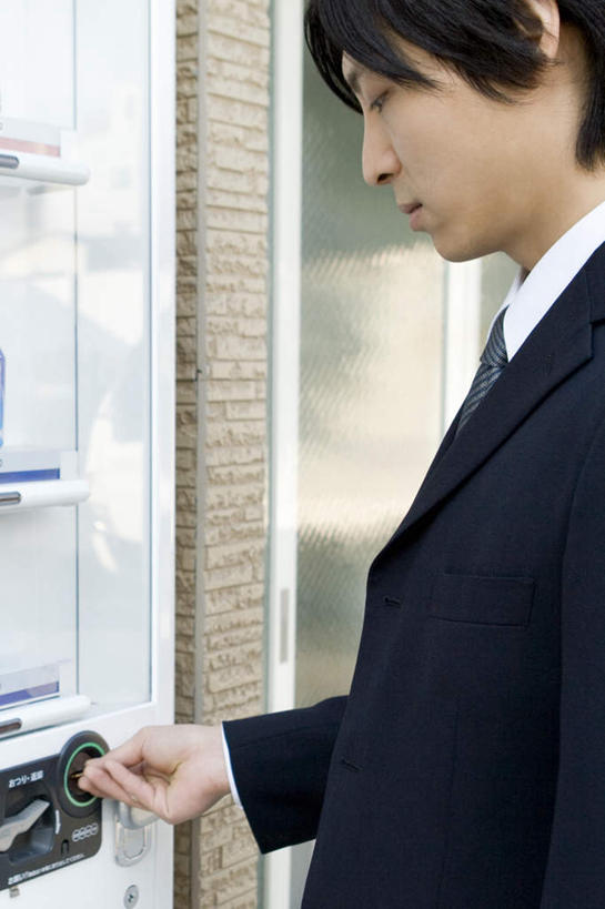 东方人,一个人,商务人士,商务男性,竖图,室外,白天,侧面,衬衫,购物,钱,消费,机器,亚洲,仅一个男性,仅一个人,握,套装,钱币,拿,拿着,黄种人,设备,自动贩卖机,自动售货机,仅一个年轻男性,握着,金融,百货,经济,销售,商务装,流通,贩卖,选购,贸易,工薪阶层,货币,现金,硬币,男人,男性,年轻男性,亚洲人,白领,上班族,半身,彩图,衬衣